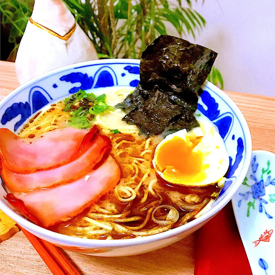 Snapdishの料理写真:チャーシュー、海苔、半熟たまご乗っけて🍜黒マーとんこつラーメン😋|Sの食卓さん