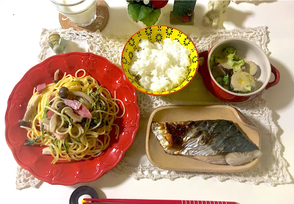 水菜とベーコンとしめじの塩麹パスタ、さわらの塩焼き、さつまいもとブロッコリーの味噌マヨ和え|syamさん