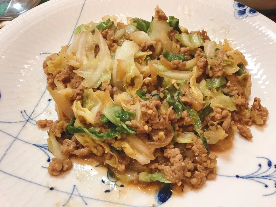 Snapdishの料理写真:ひき肉とキャベツ炒め😋|アライさんさん