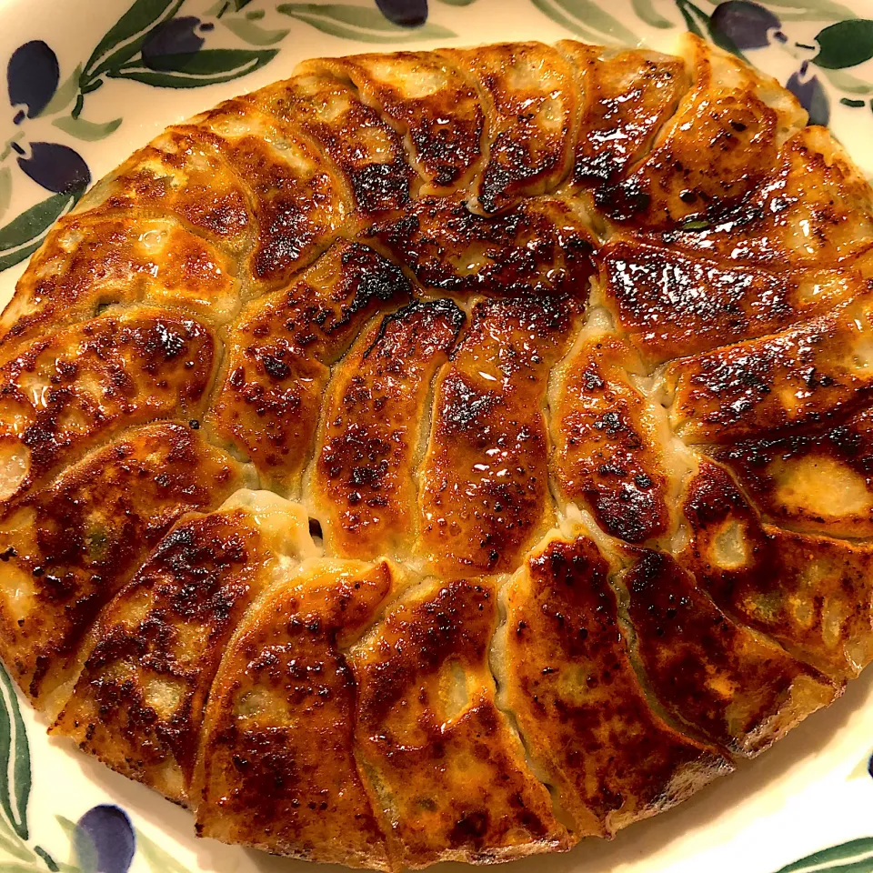 Snapdishの料理写真:レミパンでザ餃子🥟ニラとニンニクたっぷりだぜい。焼きサラダみたいなものですねw |バナナ子さん