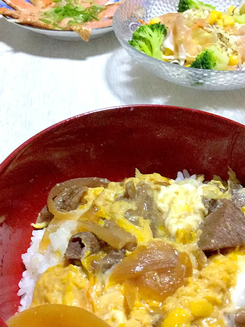 Snapdishの料理写真:牛スジ肉の卵丼、生ハムサラダ、炙りサーモンのカルパッチョ|Ayaさん