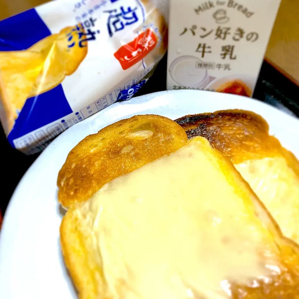 Snapdishの料理写真:#チーズトースト #パン好きの牛乳|たまさん