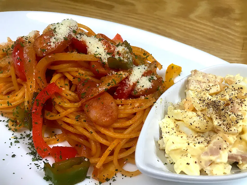 早朝に☀️ナポリタン&卵とベーコンのサラダ🥚|まめりんさん