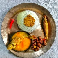 Snapdishの料理写真:Indian Thali
On my plate Plain rice and on the top its chana dal wid small potatoes deep fried n fish fry n a bowl of fish tomato curry wid red chilli...|Bishuさん