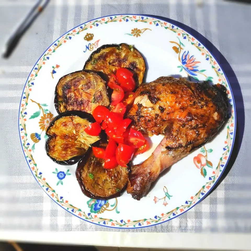 Spit-roasted BBQ chicken with grilled eggplants and tomatoes|Ery_05さん