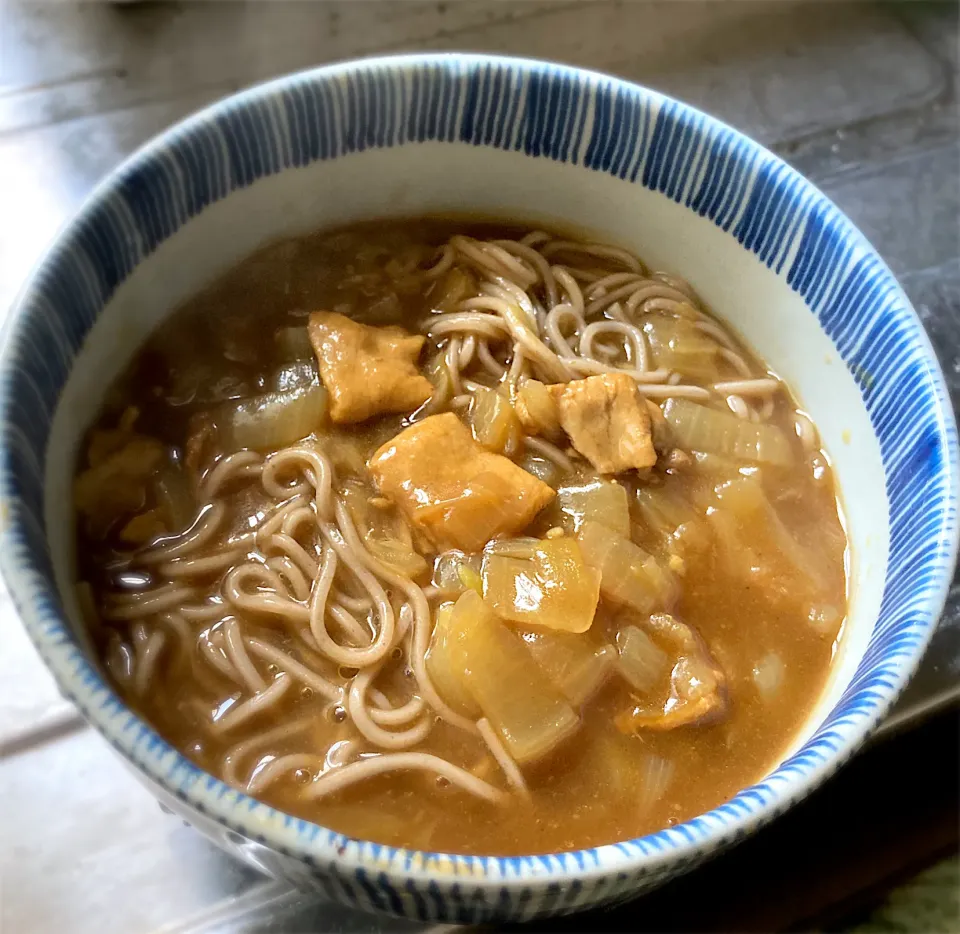 ランチに、昨日のカレーにかけつゆを足して、カレーそばを頂きます😄👍|ギムレットさん