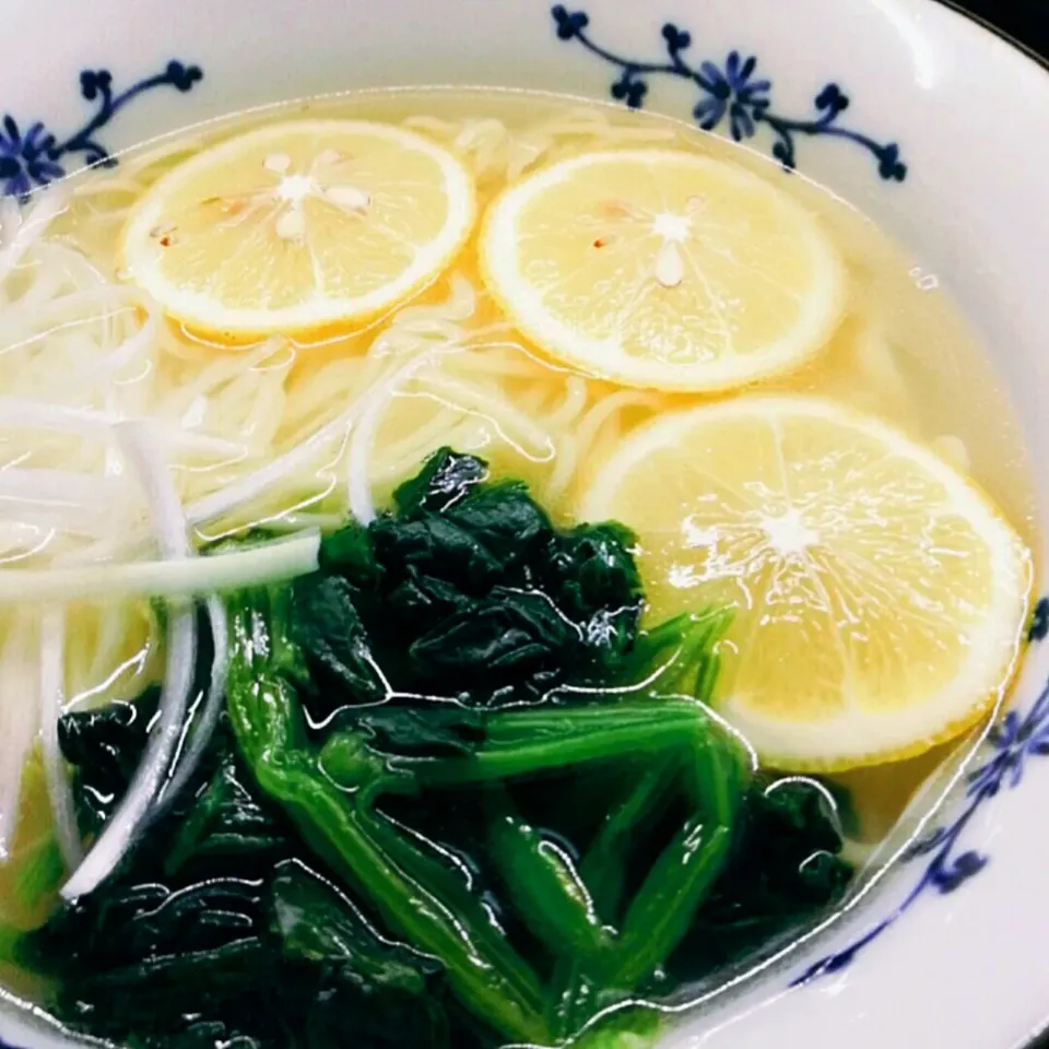 Snapdishの料理写真:Today's lunch〜さっぱり塩レモンラーメン😋＼(°o°)／|ペンギンさん