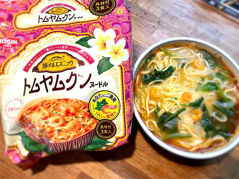 Snapdishの料理写真:1人ランチ　　　　　　　　　　　　　　NISSIN旅するエスニック　トムヤムクンラーメン|じゅんさんさん