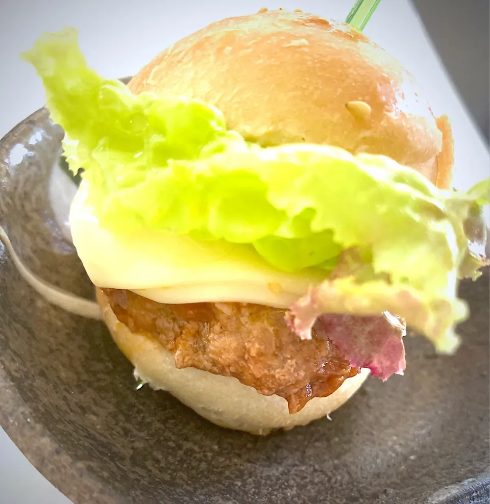 ペロっと食べて😋足りないと云ふので…ミニバーガー🍔|みうのすけさん