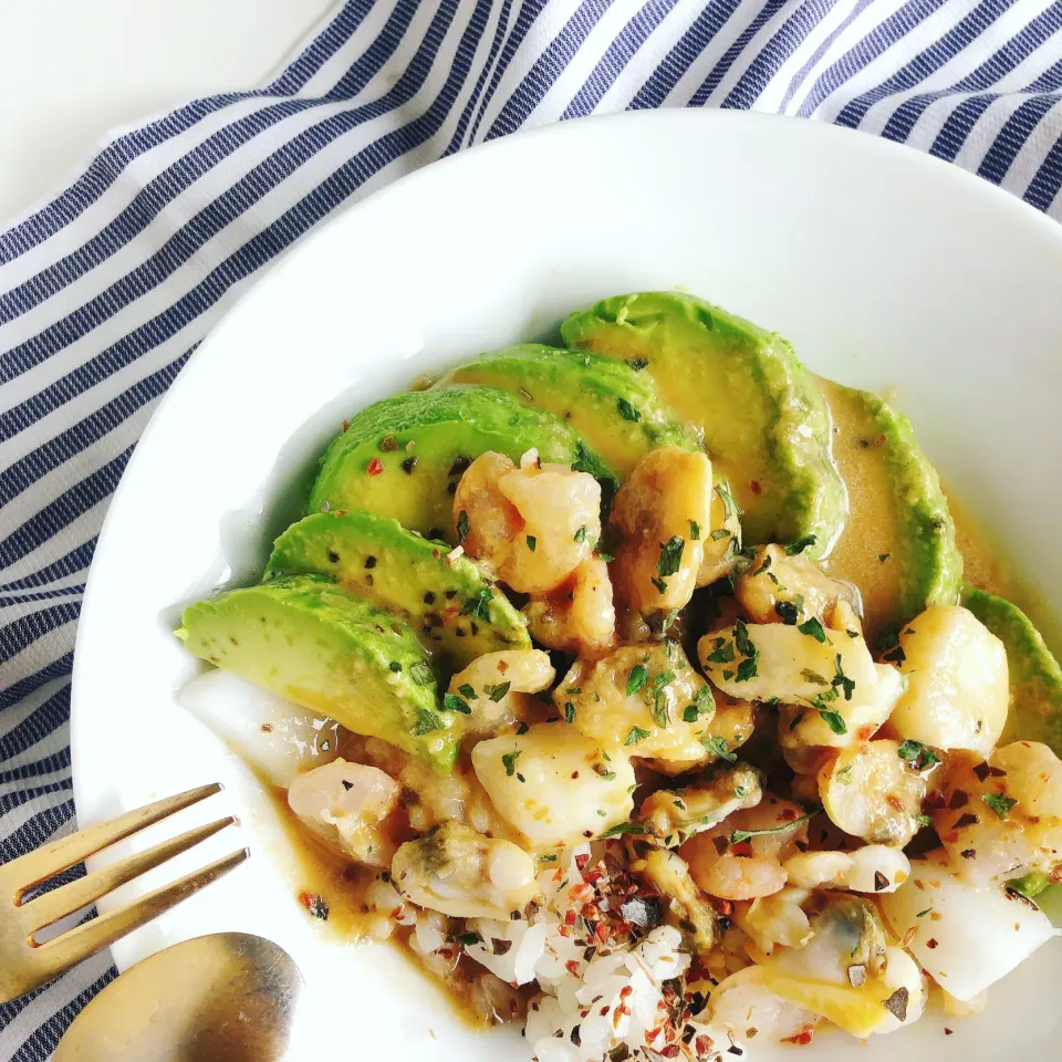 アボカドとシーフードの胡麻ダレ丼🥑🦐|sakiさん