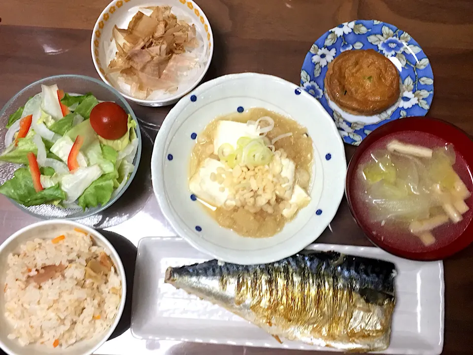 塩さば 新玉キャベツの味噌汁 おろし煮奴 サラダ がんも 新玉おかかぽん酢|おさむん17さん