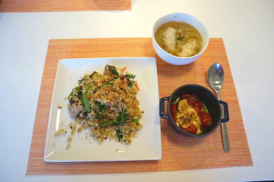 今日の夕食 サバ缶の玄米炒飯、ミニトマトのタルタルソース焼き、冷凍餃子の塩麹スープ|pinknari🐰🌈さん