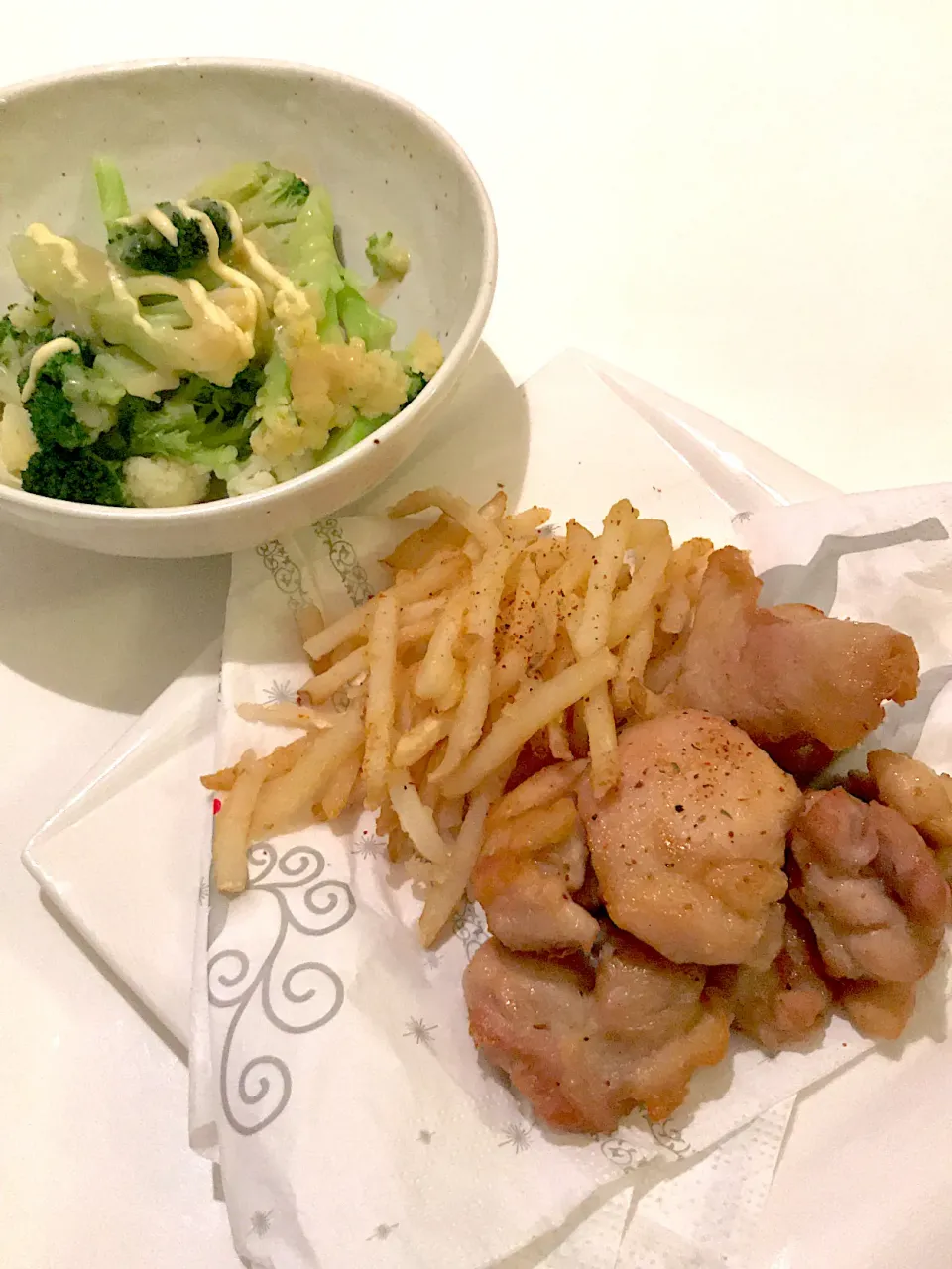 Snapdishの料理写真:唐揚げポテトとブロッコリーとカリフラワーの温サラダ(･∀･)|舞さん