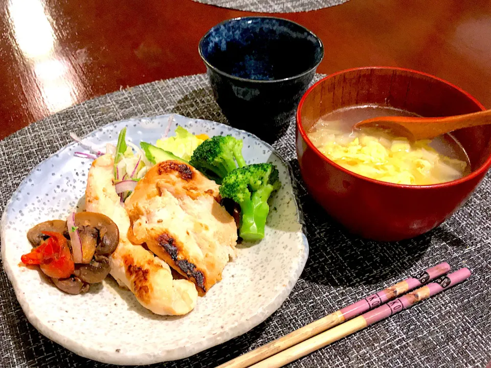 鶏むねの塩麹焼きとキャベツの中華スープ|とみぃさん