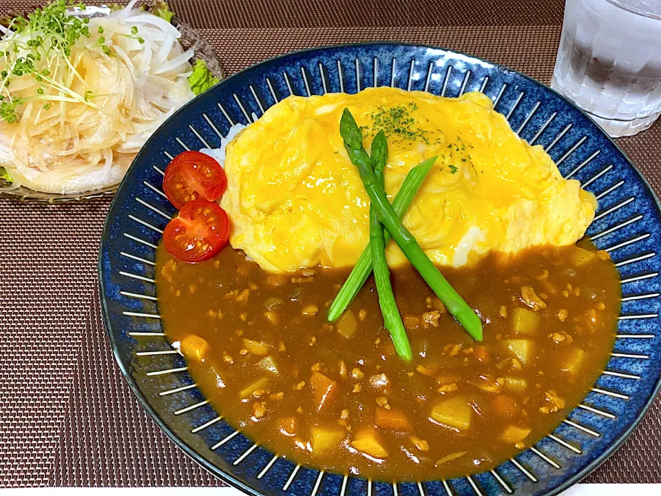 Snapdishの料理写真:オムカレー　ホルモン巻きとオニオンスライスサラダ|momococoさん