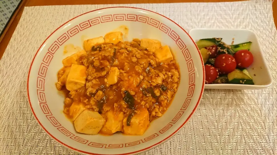 Snapdishの料理写真:☆マーボ豆腐丼
☆キュウリとミニトマトの中華サラダ|chikakoさん