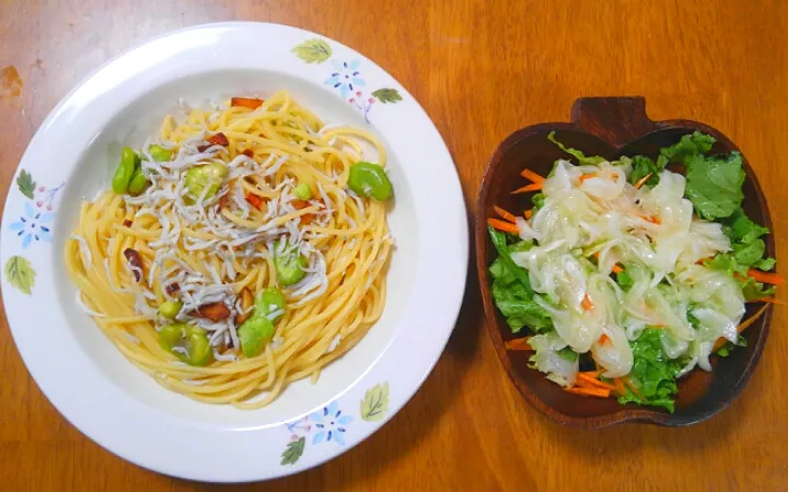 Snapdishの料理写真:５月２５日　しらすとそら豆のペペロンチーノ　サラダ|いもこ。さん