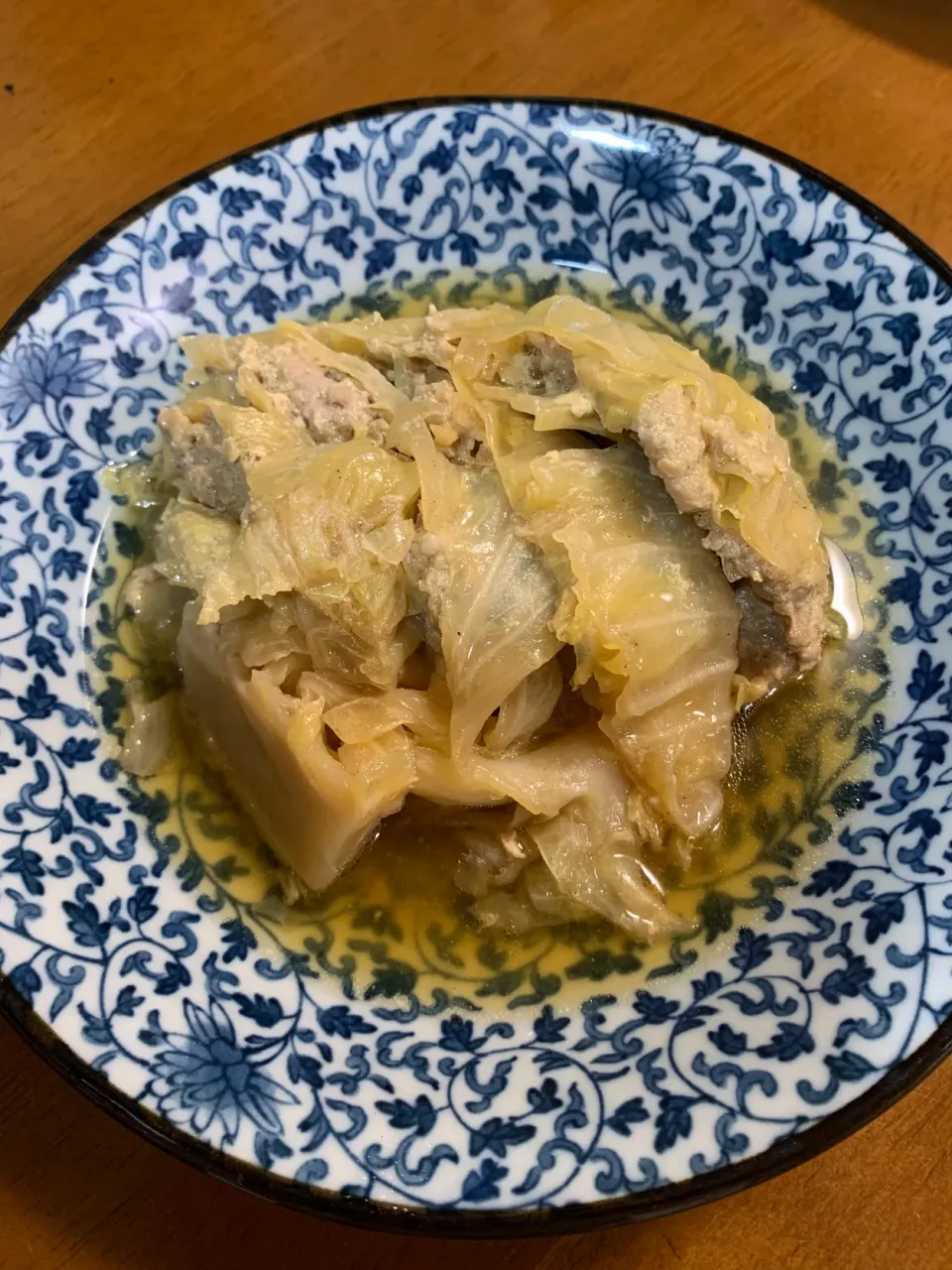 キャベツ丸ごとロールキャベツです。すきな大きさにナイフでカットして食べます。|レモンさん