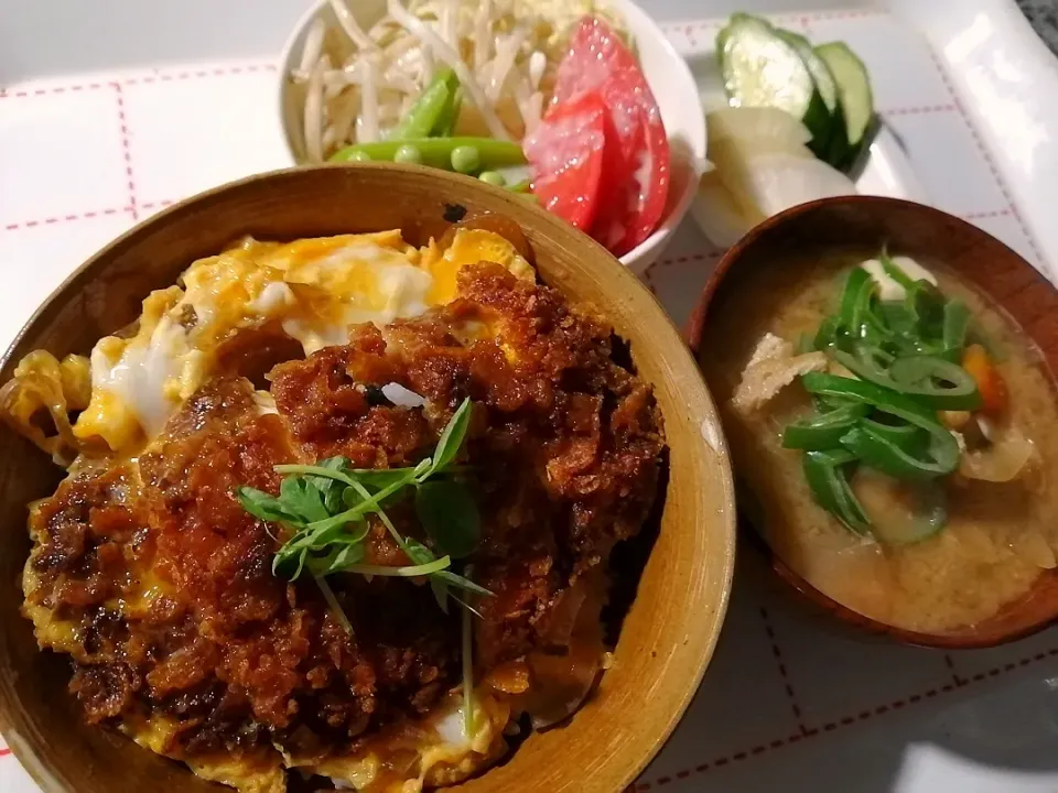 カツ丼
具だくさん味噌汁
サラダ
漬物|あぁちゃんさん