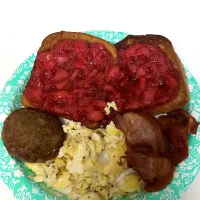 Low-Carb Homemade strawberry preserve/Low-carb bread, bacon, sausage and scrambled eggs|Emma Merity Bryantさん