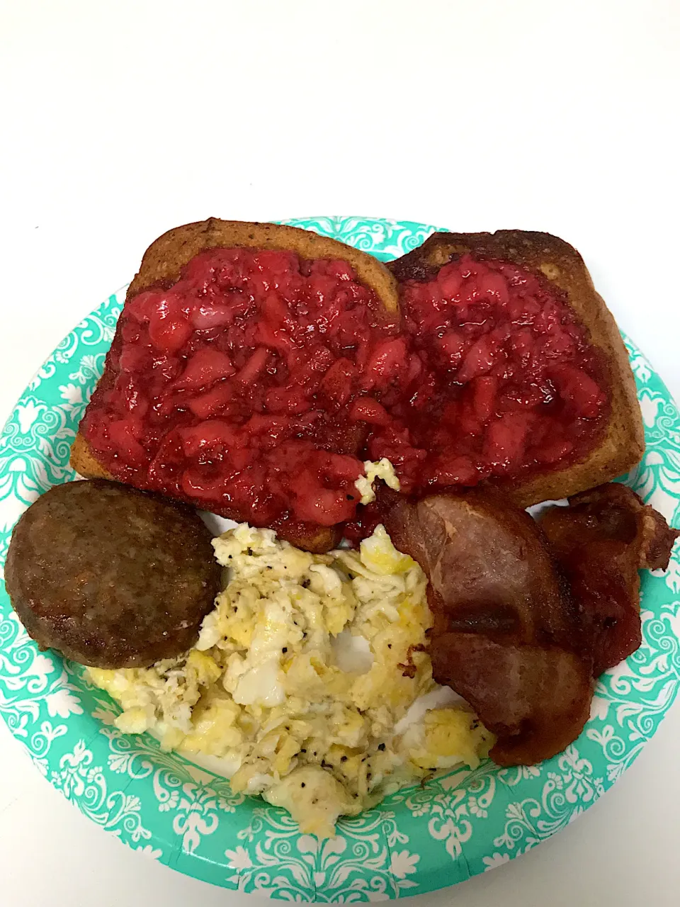 Low-Carb Homemade strawberry preserve/Low-carb bread, bacon, sausage and scrambled eggs|Emma Merity Bryantさん