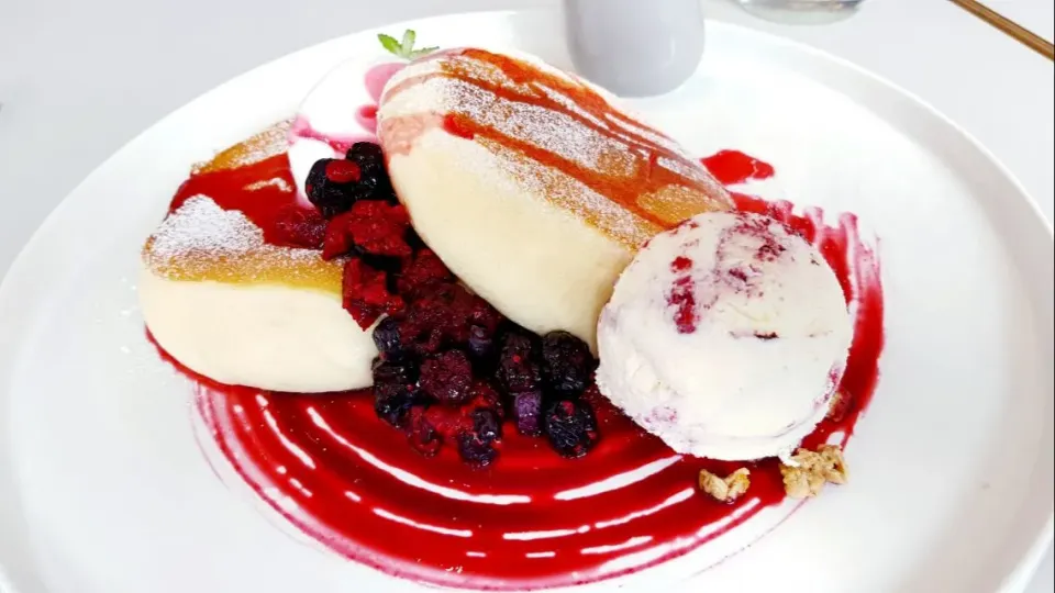 souffle pancake with raspberry sauce|steven z.y.さん