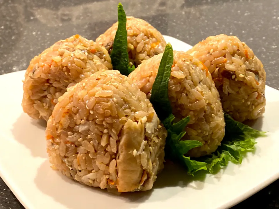 鯖の炊き込みご飯でおにぎり🍙|女神さん