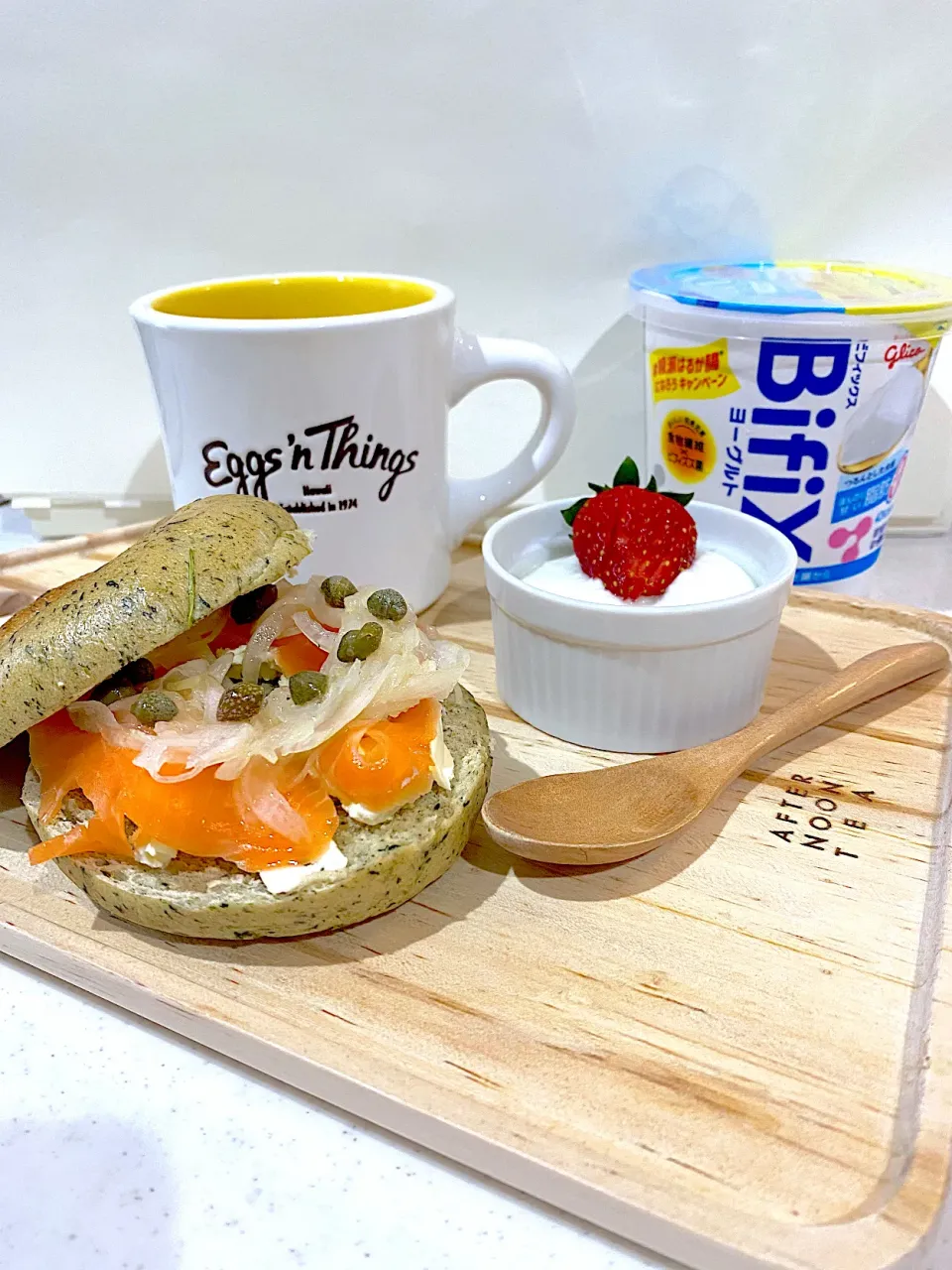 サーモン、クリチ、ケイパーのほうれん草ベ〜グルと、BifiXヨーグルトに野菜スープの朝ごはん　Breakfast|Megさん