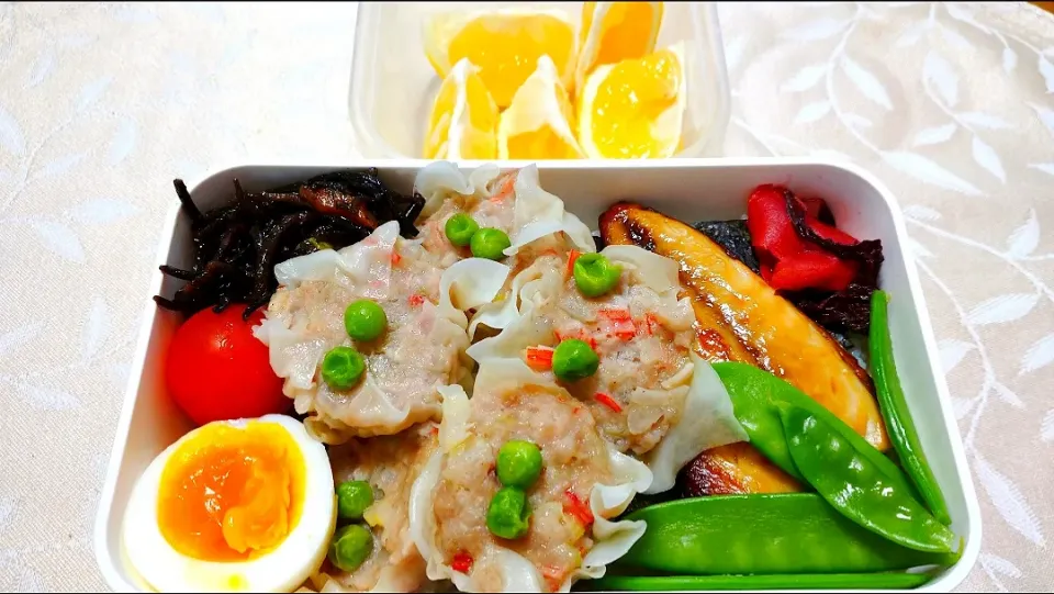 Snapdishの料理写真:5/26のお弁当🍱
海苔弁当
カニかま焼売、サバの干物 など|卯月さん