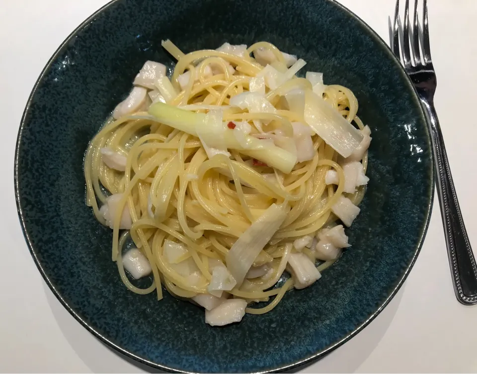 Snapdishの料理写真:帆立貝柱とポロねぎのペペロンチーノ🍽|えいみさん