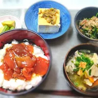 Snapdishの料理写真:長芋とマグロの漬け丼、豚汁、三つ葉とほうれん草のお浸し、ザーサイ冷奴、
摘果メロンの浅漬|うるちゃんママさん