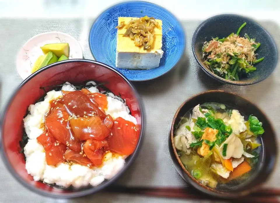 長芋とマグロの漬け丼、豚汁、三つ葉とほうれん草のお浸し、ザーサイ冷奴、
摘果メロンの浅漬|うるちゃんママさん