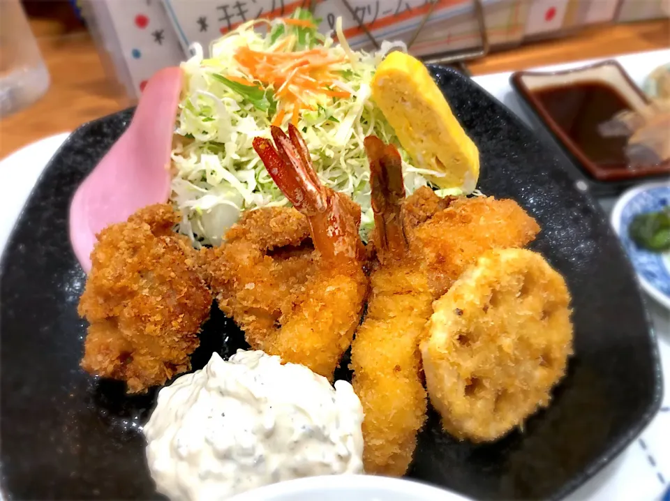 Snapdishの料理写真:入船スペシャル　海老フライ＆チキンカツ定食🍤|buhizouさん