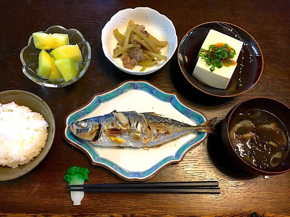 鯵の塩焼き、メロン、フキの煮付け、冷奴、もずくスープ|カドラさん