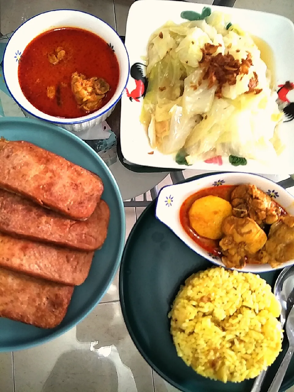 today's lunch. Tumeric rice with curry chicken, paired with cabbage and luncheon meat.|bbさん