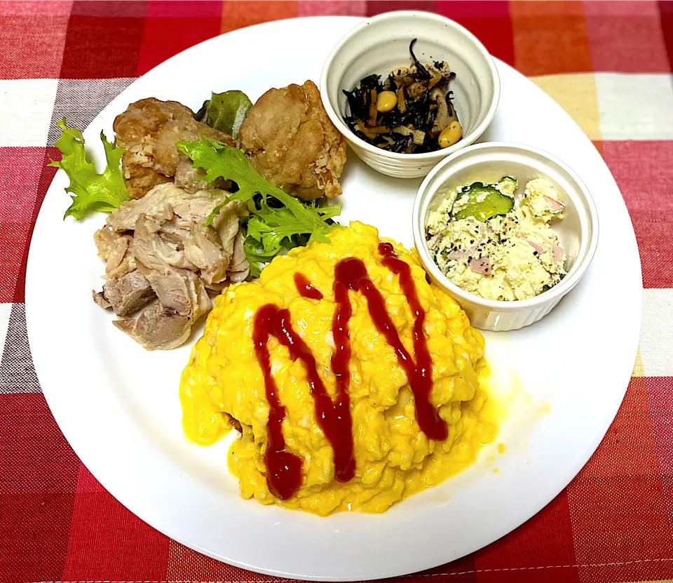 ふわとろオムライスプレート・おからサラダ🥗・ひじきの煮物・唐揚げ・豚バラチャーシュー(ラーメン店テイクアウト)|eiyadeさん