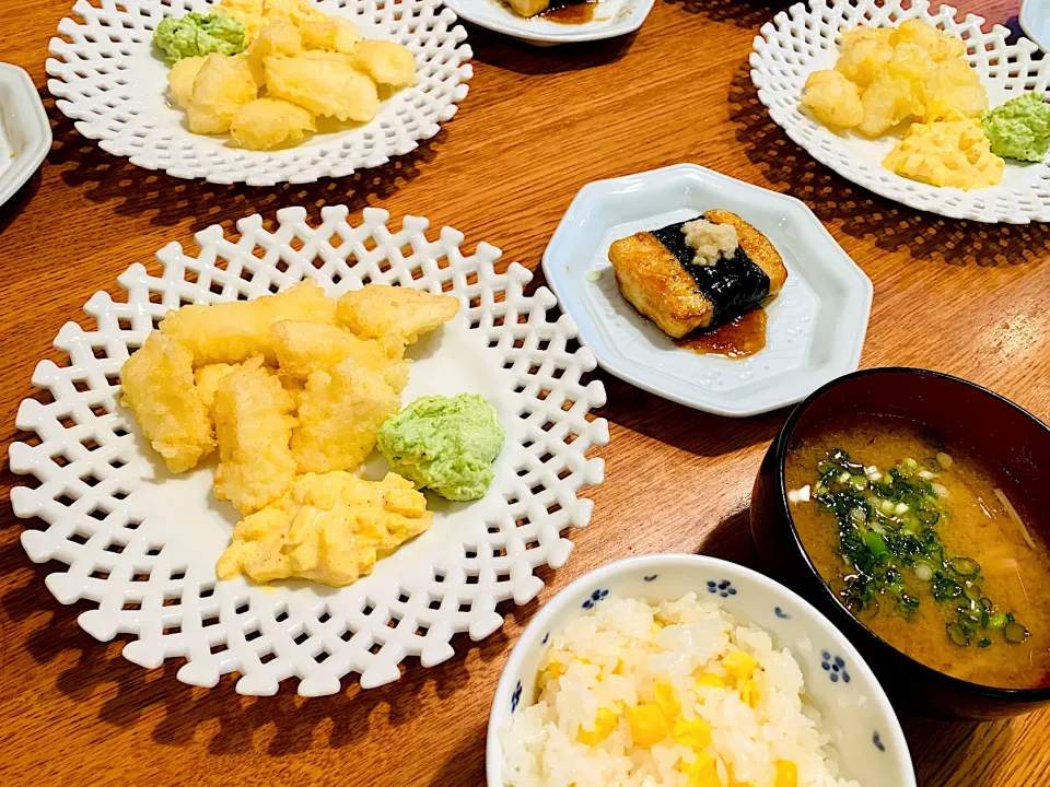 我が家の晩ごはん🍚とうもろこしごはん、白身魚天ぷら、豆腐の磯辺巻き焼き|いちごさん