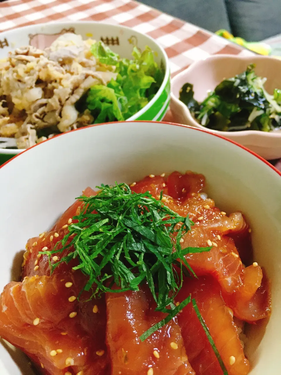 Snapdishの料理写真:マグロ漬け丼と冷しゃぶサラダ、酢の物|マイキーさん