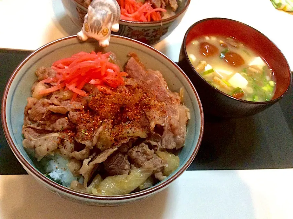 吉野家風の味付けにした牛丼！
と
豆腐となめこのお味噌汁。
ネギは九条ネギで！|Takeshi  Nagakiさん