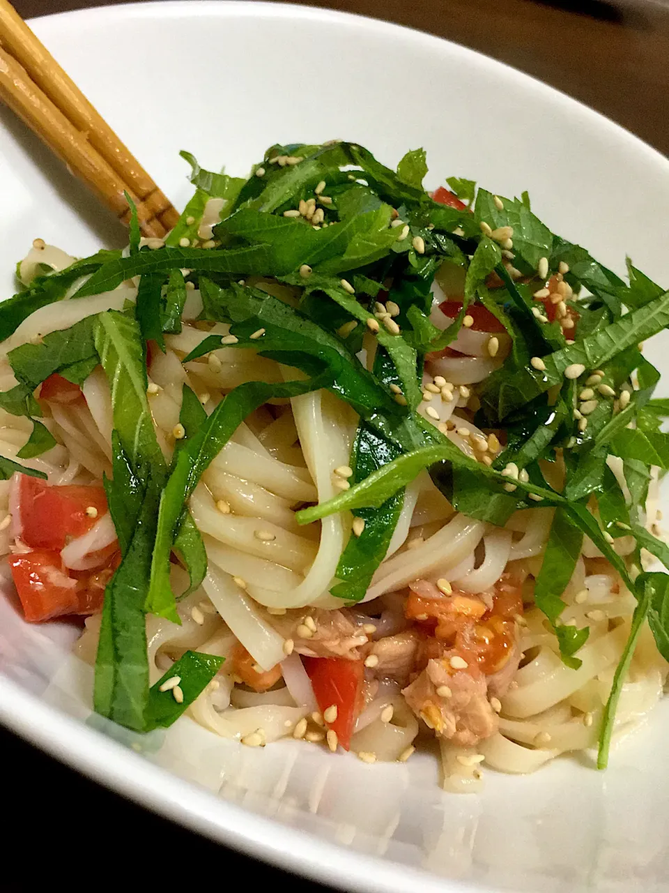 ツナトマ大葉のごま油和えうどん|しほさん