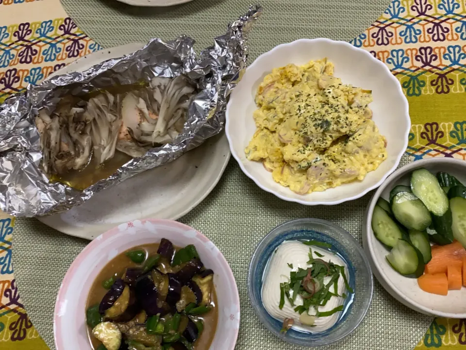 キングサーモンと舞茸のホイル焼き、かぼちゃのサラダ、なすとピーマンの味噌炒め、きゅうりとにんじんのぬか漬け|peanutsさん