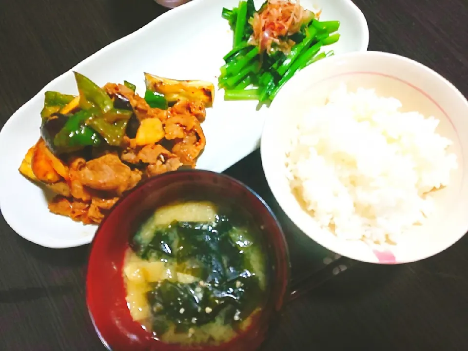 ごはん、わかめと油揚げの味噌汁、ナスと豚肉のキムチ炒め、ターサイのおひたし|サトリさん