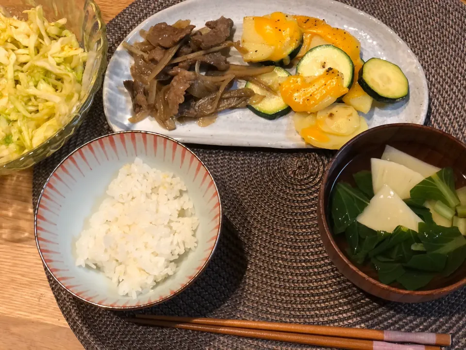 牛ごぼうのだしすき煮、ズッキージャガ on チーズ、たけのこのお吸い物、キャベツのカレー塩もみ|じょんさん