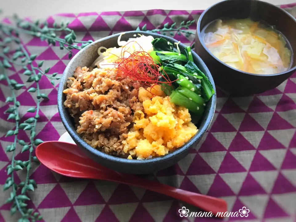 業スーの鶏そぼろde4色そぼろ丼|まなまな♡さん