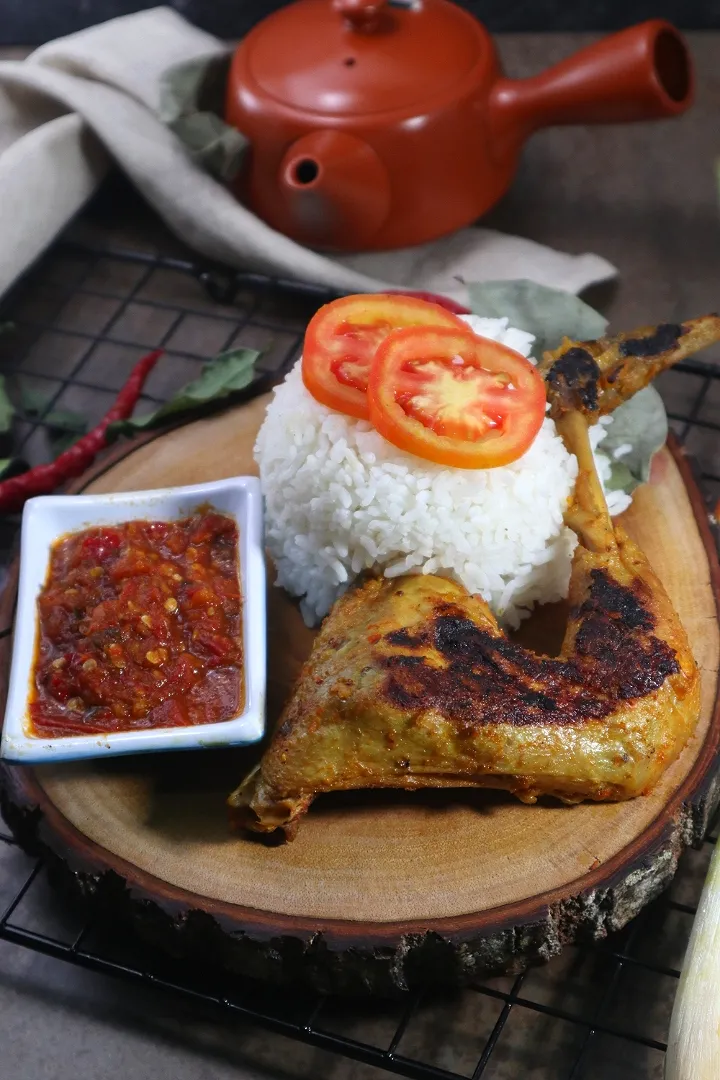 chicken Taliwang with rice and spicy chilli shrimp paste sauce..|Rahman Hakimさん