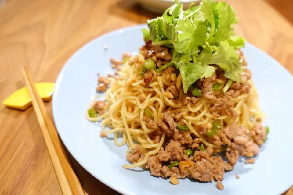 パクチー盛り盛り！豚ひき肉と青唐辛子のタイ風焼きそば|入月陽平さん