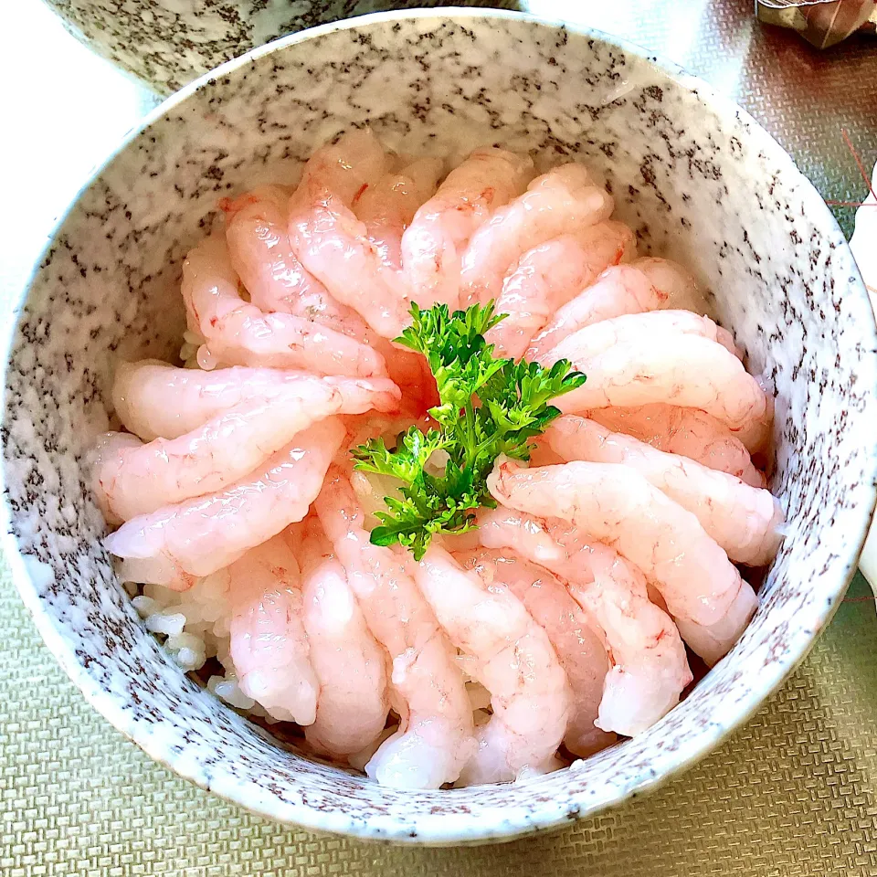 Snapdishの料理写真:おうちランチ「北海道増毛の甘海老で丼ぶり🦐」|Happy suzumeさん