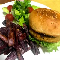 Vegan burger with purple potato chips|LISAさん