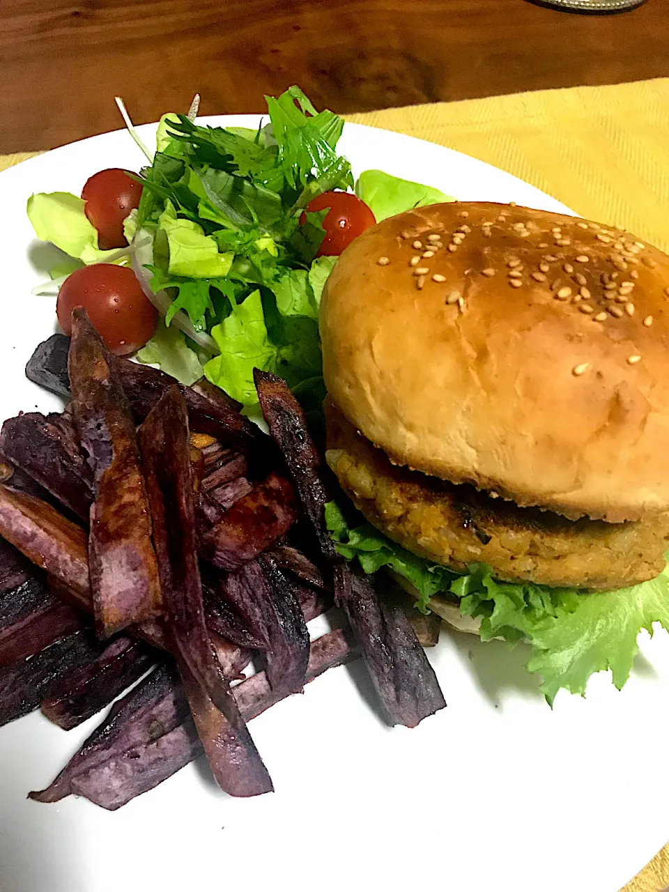 Vegan burger with purple potato chips|LISAさん