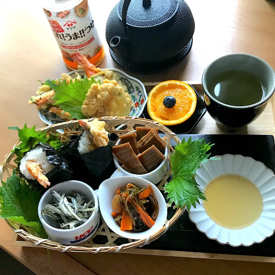 Snapdishの料理写真:シュトママさんの料理 ズッキーニと新玉ねぎかき揚げ天ぷらで天むすにリメイク|シュトママさん